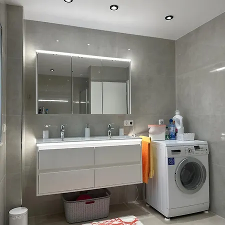 Family In - Autobahn A45 A66 - Frankfurt Airport Fra *