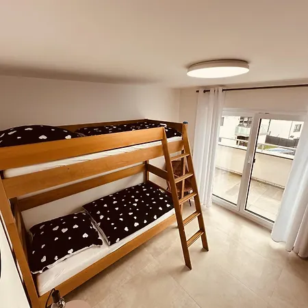 Family In - Autobahn A45 A66 - Frankfurt Airport Fra *