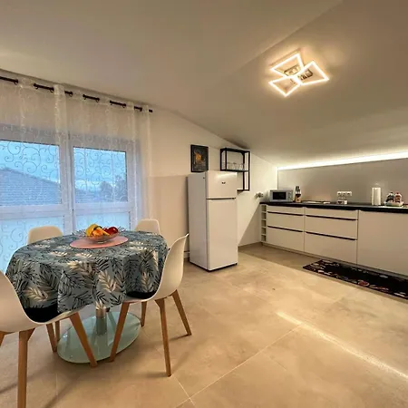 Family In - Autobahn A45 A66 - Frankfurt Airport Fra