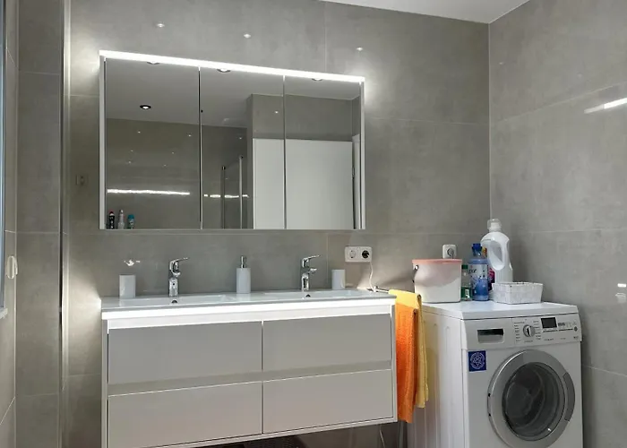 Family In - Autobahn A45 A66 - Frankfurt Airport Fra *